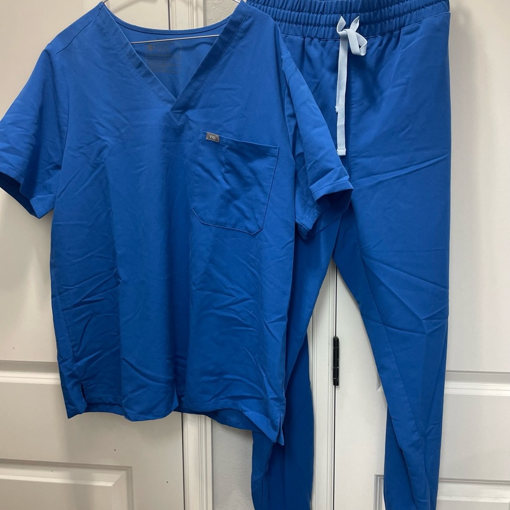 *FIGS* High Waisted Zamora Jogger Pants & Catarina One Pocket Scrub Top
